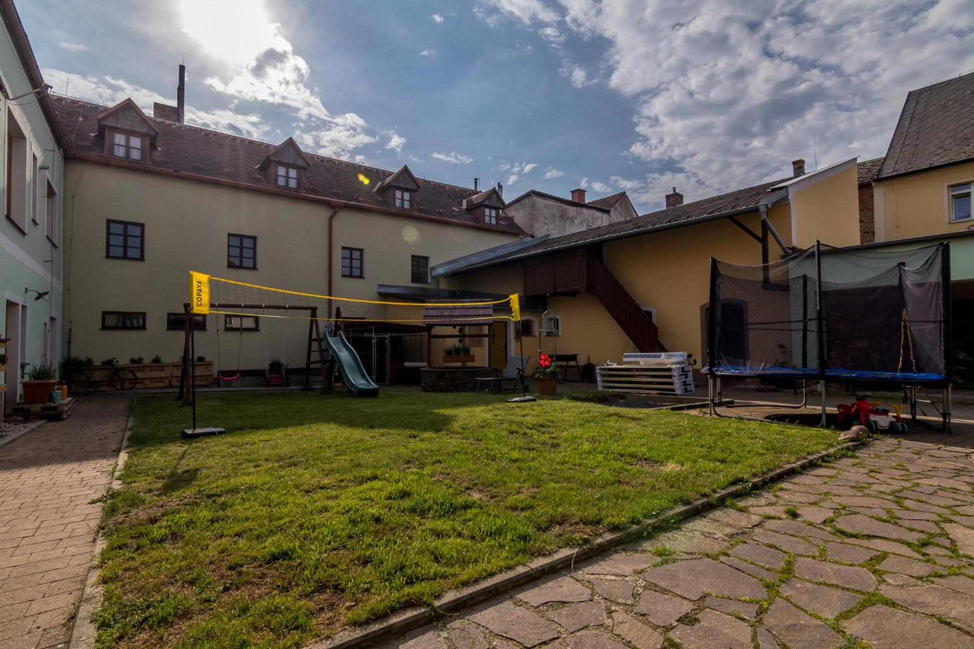 Penzion A Restaurace U Vladare Touzim Екстер'єр фото